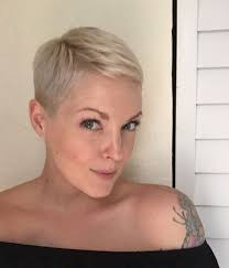 Insider trick by playing with different textures, pixie like anne hathaway's make for endless styling possibilities. 20 Super Short Blonde Pixie Cuts Short Haircut Com