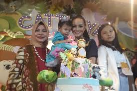 Suami tercinta, ririn mengungkapkan perasaannya dan hal yang. Jelang Anak Ulang Tahun Ririn Ekawati Nyekar Ke Makam Suami