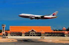 Lapangan terbang antarabangsa kuala namu adalah sebuah lapangan terbang antarbangsa (atau bandar udara internasional) untuk kota medan, indonesia. Lapangan Terbang Sultan Mahmud Akan Dinaik Taraf