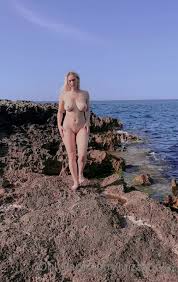 Watch online Luiza Conlaz aka luizaconlaz OnlyFans - I can do whatever I  want in my own private beach on X-video