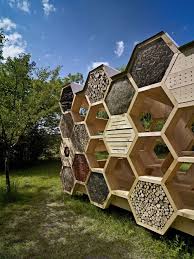 Pin Von Sheeara Waak Auf Tendance Alveoles Holz Pavillon Bienenhotel Bienen Hotel
