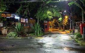 El toque de queda se refiere a la prohibición o restricción, establecida por instituciones gubernamentales, de circular libremente por las calles de una ciudad o permanecer en lugares públicos. D9qzo3rp69oi7m