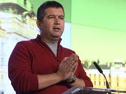 Jan hamáček už v neděli všechny šokoval, když se na brífinku po jednání vlády ukázal v červeném svetru. Oblecte Se Jako Hamacek 4 Tipy Na Cerveny Svetr Ktery Z Vas Udela Frajera A Doda Vam Koule Jenpromuze