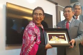 Menteri pertanian dan industri asas tani, datuk salahuddin ayub berkata, menteri pendidikan, dr. Ketika Menteri Pertanian Malaysia Memuji Susi