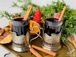 A Swiss German Hot Mulled Wine That Is Enjoyed During The Holidays Or When It S Cold Outside Similar To Glogg Qu In 2020 Gluhwein Recipe Mulled Wine Recipe Gluhwein