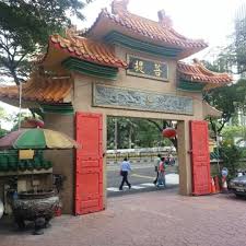 Penyembah nenek moyang, confucianisme dan taiosm semua mengekspresi di tokong cina yang biasa di malaysia. Tokong Cina Jln Ampang Temple In Kampung Datuk Keramat