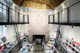 Dans le centre commercial du carrousel du louvre, présent sous le musée, vous trouverez un espace. Le Difficile Modele Economique Des Boutiques Librairies De Musee