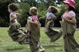 Cinco Juegos Al Aire Libre Para Ninos Paperblog Juegos Para Ninos Al Aire Libre Carrera De Sacos Juegos Populares