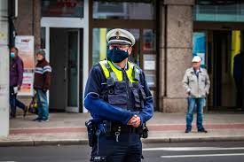 Vier wegen verstoßes gegen das uniformverbot. So Finden Wuppertaler Die Neue Corona Streife Wuppertal Total Aktuelle Nachrichten Und Lokale News