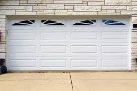 Model yang satu ini terlihat simpel namun proporsional. Referensi Model Pintu Garasi Minimalis Besi Kayu Geser Lipat