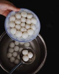Vào ngày này, các gia đình người việt tổ chức làm bánh trôi, bánh chay thắp hương bày tỏ lòng biết ơn, sự thành kính đối với tổ tiên và các vị thần linh. Tet Han Thuc Cold Food Festival In Vietnam Vietnam Times