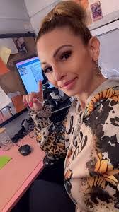 Kelly Greer's Instagram, Twitter & Facebook