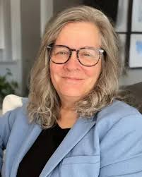 Lora Ward's Instagram, Twitter & Facebook