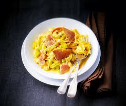 Une simple casserole d'eau bouillante, vos fusilli ou spaghetti jetés en vrac dans l'eau, un égouttage en règle, et vous voilà avec votre assiette de pâtes habituelles. Recette Tagliatelles Aux Poireaux Et Foie Gras Marie Claire