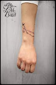Le tatouage au poignet est sans doute l'un des plus populaires parmi les adeptes. Epingle Sur Tatoos