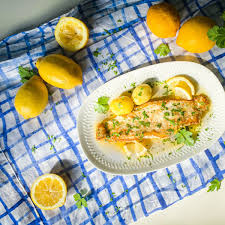 Adjective meuniere (of food, especially fish) dipped in flour, sautéed in butter, and sprinkled with lemon juice adjective meuniere designating fish prepared by being rolled in flour, etc., fried in butter, and. Rezept Fur Fischfilet A La Meuniere Der Spiegel