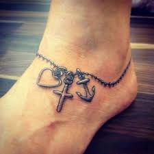 Jeder Der Sich Ein Bestimmtes Motiv Auf Den Korper Stechen Lasst Sieht Darin Nicht Nur Einen Hoffnung Tattoo Liebe Glaube Hoffnung Tattoo Fusskettchen Tattoo