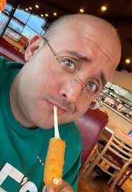 טוב, אתמול בערב ביקרתי ברשת הדיינרים האמריקאית Dennys אחרי בערך 30 שנה שלא  הייתי שם. הגענו לסניף שפתוח ״רק״ עד חצות (כי בערים הגדולות פתוח 24/7). למנה  ראשונה הזמנו מקלות מוצרלה מטוגנות