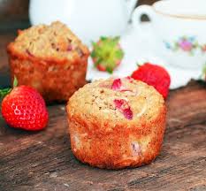 Muffins Aux Bananes Fraises Noix De Coco Et Gruau Recipe Muffins Dessert Drinks Yummy Sweets
