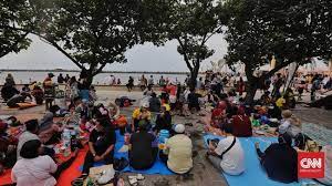 Saat tutup hari ini, sabtu (15/5/2021), ancol akan melakukan beberapa penguatan protokol kesehatan, diantaranya penyemprotan disinfektan di seluruh area vital rekreasi dan penambahan. 2fdvfedbwfevdm
