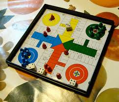 Hojas recicladas de cuaderno o papel blanco, lápiz, colores y borrador. Stop Juegos Infantiles