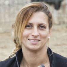 C'est ensuite julien qui accompagne sandrine nettoyer les niches. Sandrine L Amour Est Dans Le Pre 14 Biographie News Photos Et Videos Tele Loisirs