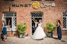 Iranisch Deutsche Hochzeit Mitten In Bremen So Feierten Anne Navid Mit Ihren Liebsten Mit Bildern Deutsche Hochzeit Hochzeit Feiern