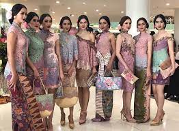 Ini dikarenakan pakaian pengantin khas jawa tengah memiliki motif baju yang sangat indah dan beda dari daerah yang lainnya. 5 Kostum Yang Akan Kamu Temui Di Perayaan 17 Agustus