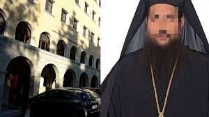 Επίθεση με καυστικό υγρό, πιθανότατα βιτριόλι, εναντίον έξι μητροπολιτών σημειώθηκε το απόγευμα στη μονή πετράκη. Qsqjkcp0v9sd M
