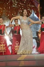 Sizzling Performance Of Priyanka Chopra Deepika Padukone Hot Priyanka Chopra Bollywood Dance