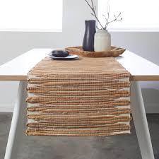 Enfin, la texture du chemin de table doit parfaitement coller à la thématique et au style de deco de table. Fete Des Meres Nos Idees Cadeaux Deco Chemin De Table Chemins De Table Idee Cadeau Deco