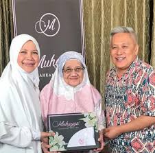 Chef wan the celebrity chef was in town to greet fans and sign copies of his book, 400 resipi terbaik chef wan, at bookfest 2014. Suka Lihat Chef Wan Melayani Mak Dan Bekas Isteri Chef Wan Bersama Keluarga Berita Steady