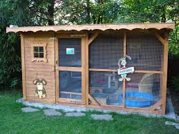 Es hat einen eingang und ein kleines rundes fenster. Aussenhaltung Kaninchengehege Kaninchenhaus Kaninchen