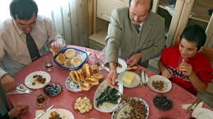 It rounds off the month of ramadan, which muslims celebrate every year to acknowledge allahs revelation of the quran to the prophet muhammad. Zuckerfest 2021 Wie Muslime Am Ende Des Ramadans Feiern Alle Infos