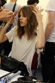 On Craque Pour Cette Coupe Mi Longue Avec Frange Rideau Coupe Cheveux Mi Long Frange Coiffure Et Coiffure Mi Long