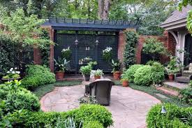 Garden Patio Lattice Fence Design Completes A Perfect Garden Decoration In Your Home With Artistic Look Lattice Fe Paver Patio Patio Pavers Design Backyard