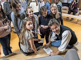 Robert habeck ist ein deutscher schriftsteller und politiker der allianz 90 / die grünen (geboren am 2. Habeck Las Und Sprach Mit Den Kindern Uber Wolfe Und Geschichten Maz Markische Allgemeine