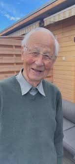 Gratulerer så mye med 94-årsdagen, far. Du er fortsatt sprek og aktiv, nå  også som forfatter på dine eldre dsger. Nyt denne dagen og alle de andre  som kommer. 👍🙂