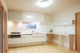 奥様が絵を描いてイメージを伝えた壁付きキッチン カウンターのタイルは掃除がしやすく 汚れも取れやすい 目地は白色にすることで よりお洒落に キッチンレイアウト キッチン おしゃれ キッチンデザイン