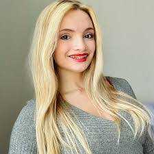 Kelly Cressman's Instagram, Twitter & Facebook