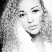 Julia Elwell's Instagram, Twitter & Facebook