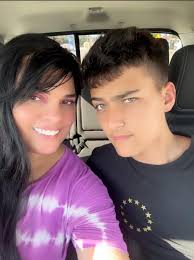 Hi all! I just wanted to introduce myself and share a photo I took. My name  is Paloma, I have a 3-year-old daughter, her name is Eleanor. Thank you for  receiving us