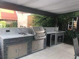 stein aussenkuche auf terrasse outdoor kuche terassenideen outdoor grill kuche