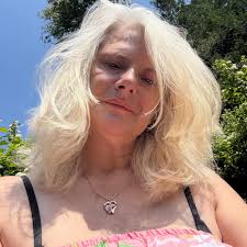 ✨Autistic peoples specifically✨ How does your partner assist you in  meltdowns while you're having self harming behaviors? Example: hitting head  repeatedly etc. I know having them interfere can be dangerous sometimes as