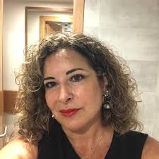 ✒️🎶 Ilustradora, escultora, tatuadora y una maga del "only vynil"  electrónico. Los sets de esta artista multidisciplinar transitan por el  Deep, el Electrohouse y el Techhouse más elegante. Ha pinchado en locales