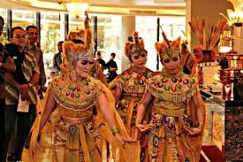 Seni tari adalah keindahan ekspresi jiwa manusia yang diungkapkan dalam bentuk gerak tubuh yang diperhalus melalui estetika. 5 Pertunjukan Seni Dalam Pernikahan Adat Di Indonesia Indah Dan Sakral Maknanya