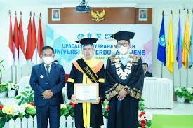 Mengatasi verval ijazah ditolak karena kesalahan penulisan prodi (nama kampus dan prodi berubah)подробнее. Lukman Hadiri Upacara Penyerahan Ijazah Universitas Terbuka Majene Protokol Komunikasi Pimpinan