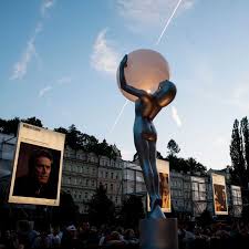 Mezinárodní filmový festival karlovy vary se letos uskuteční v pozměněné podobě jako festival tady vary v kinech po celé čr. Karlovy Vary International Film Festival To Be Held In July Despite Clash With Cannes
