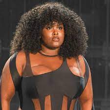 La chanteuse yseult a récemment décidé de quitter la france pour venir s'installer en belgique, à yseult, chanteuse engagée à la popularité grandissante, vit désormais en belgique, à bruxelles plus. Yseult Victime De Grossophobie Apres Les Victoires De La Musique Revele Son Poids Avec Fierte Femme Actuelle Le Mag