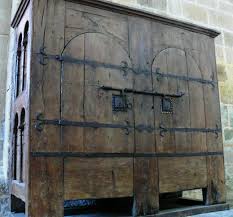 Armoire D Aubazine A Serrures Et Pentures De Fer Forge La Plus Ancienne Armoire Liturgique Conditio Medieval Furniture Antique Furniture Gothic Furniture